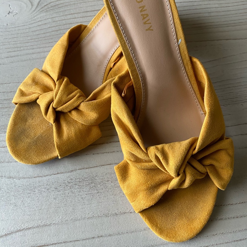 Old Navy Mustard Knotted Slip On Heel Size 7